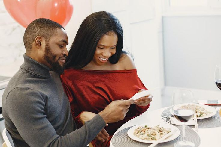 Couple at a table during a romantic dinner [Image: Gustavo Fring]