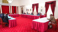 President Uhuru Kenyatta with former PM Raila Odinga, Senate leaders and CoG Chair Wycliffe Oparanya during a meeting in State House, Nairobi