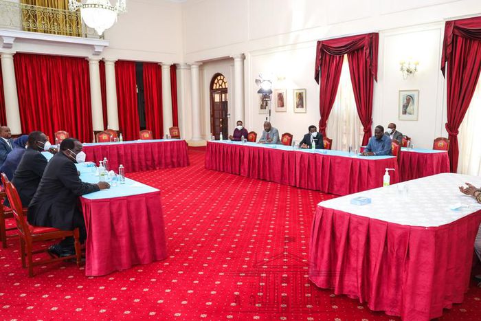President Uhuru Kenyatta with former PM Raila Odinga, Senate leaders and CoG Chair Wycliffe Oparanya during a meeting in State House, Nairobi