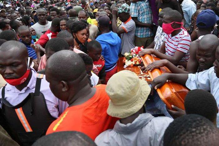 Mourner with Bernard Onyango aka Abenny Jachiga Coffin