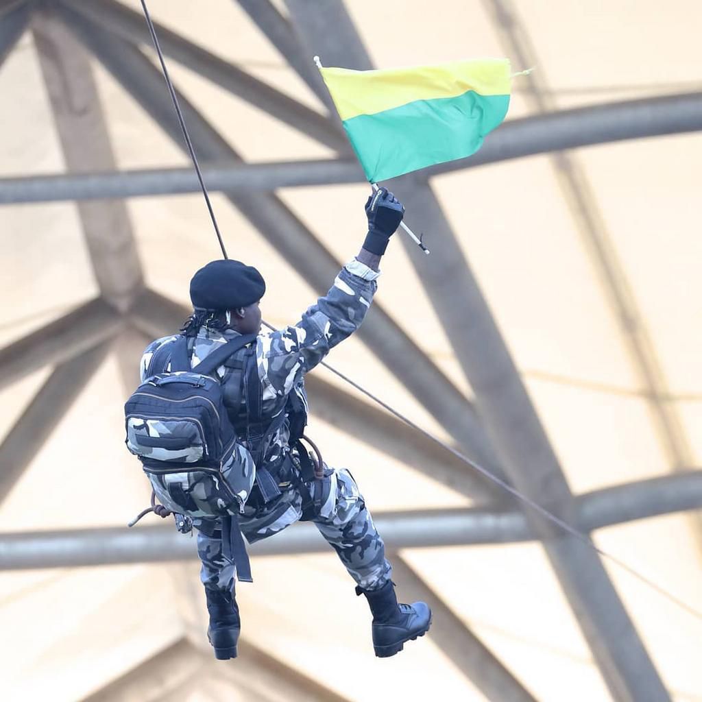 Diamond’s reaction after Harmonize fell from zip line as he made a grand entrance at a show