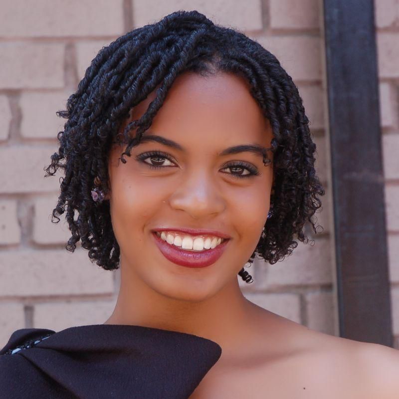 Finger coils to achieve a ntural hair curly look (Going Natural)