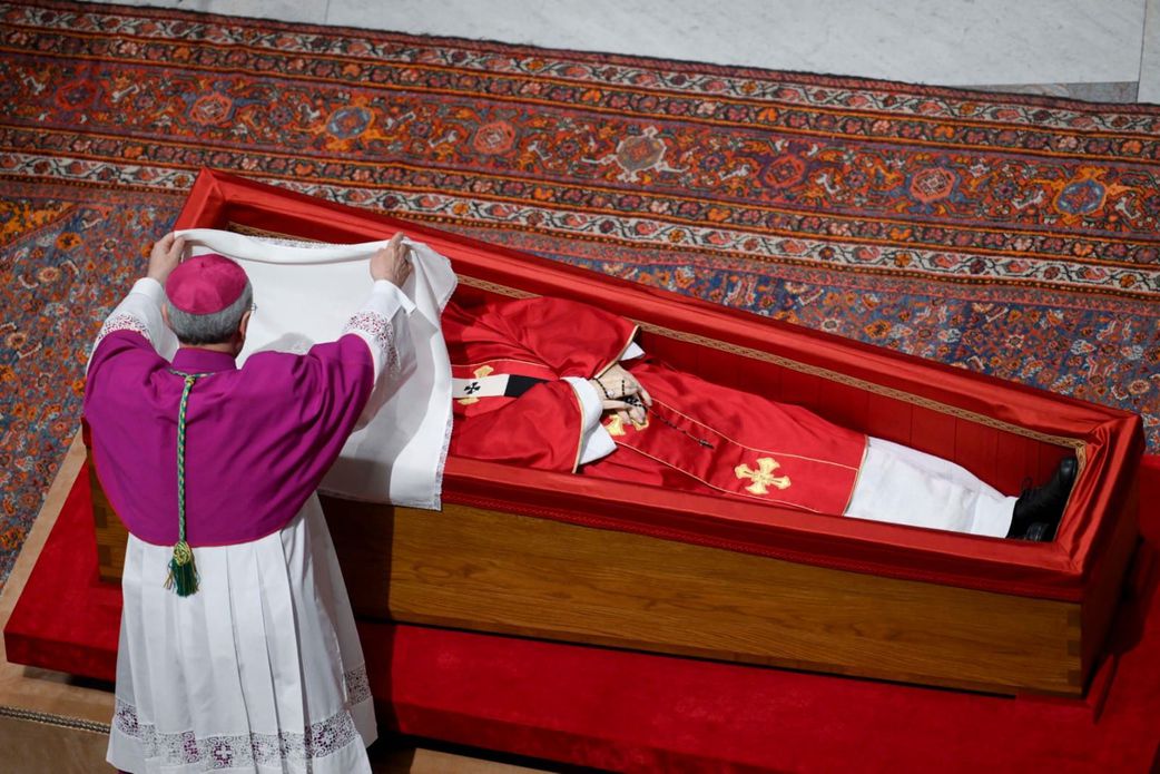 Pope Francis' coffin was sealed