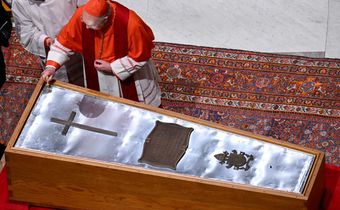 Pope Francis' coffin was sealed