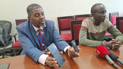 URA's Robert Kalumba parading the suspect Ivan Cyubahiro before pressmen