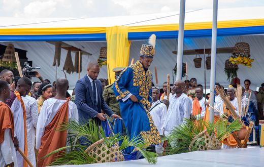 King Oyo arriving for the coronation commemoration