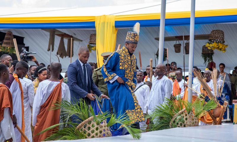 King Oyo arriving for the coronation commemoration