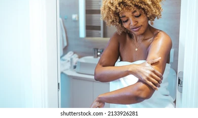 Applying body lotion when your body is wet [shuttershock]