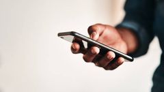 How to hold your smartphone properly [istockphoto]