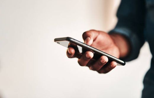 How to hold your smartphone properly [istockphoto]