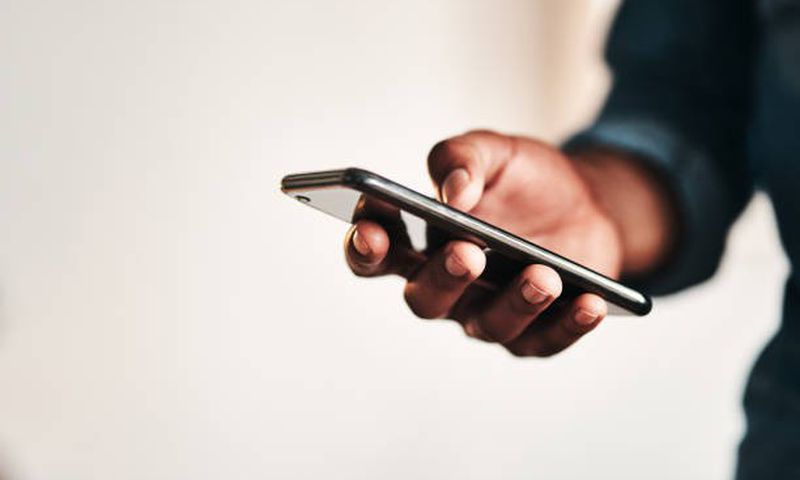 How to hold your smartphone properly [istockphoto]