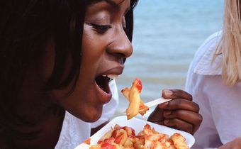 ___8335938___2018___5___3___16___black-woman-eating-fast-food-bad-16x9
