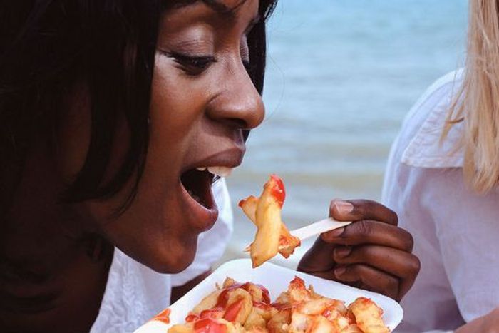 ___8335938___2018___5___3___16___black-woman-eating-fast-food-bad-16x9