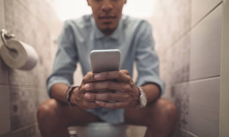 Never take your phone to the toilet [iStock]