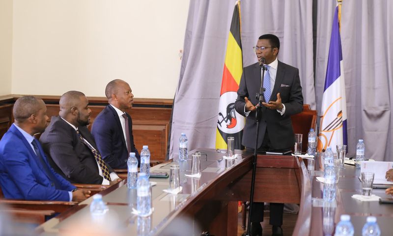 Katikkiro Charles Peter Mayiga addressing Gashumba and his team at Bulange, Mengo