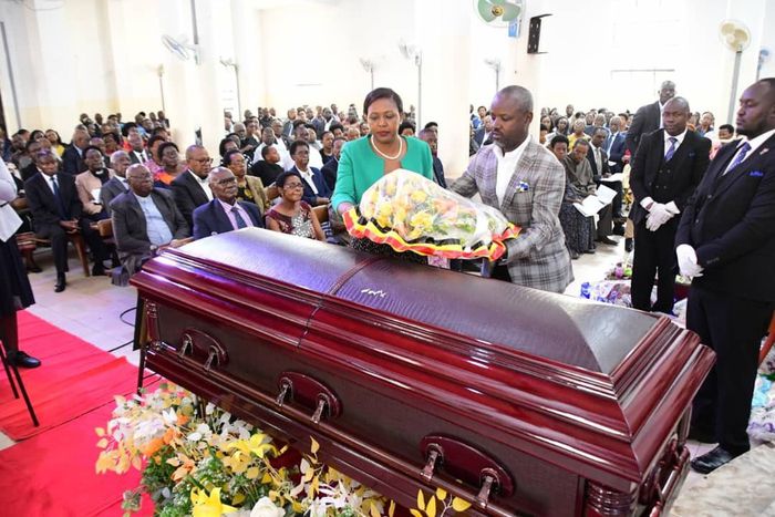 Deputy Speaker Thomas Tayebwa and his wife laying a wreath on Kahenano's remains