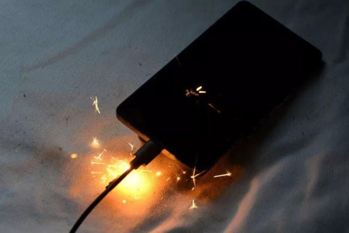 Do not leave your phone to charge overnight [YahooNewsUK]