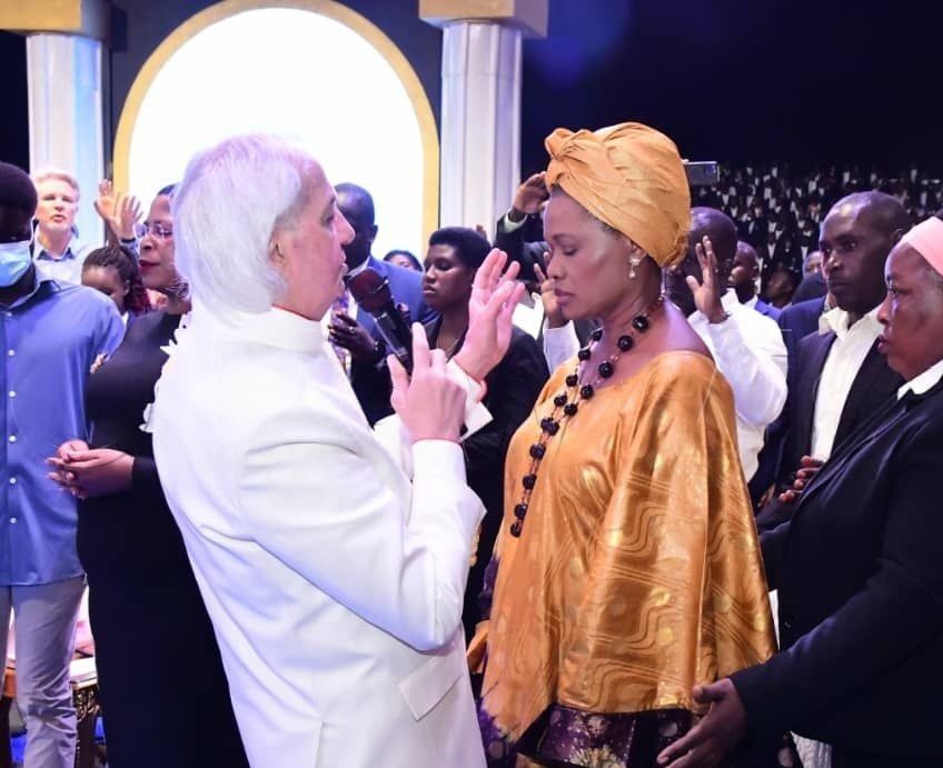 VIDEO: Nnabagereka's surprising reaction to Benny Hinn's prayer, netizens comment