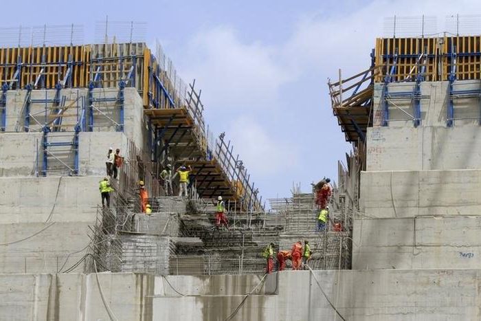 Construction workers are seen in a section of Ethiopia's Grand Renaissance Dam, as it undergoes construction, during a media tour along the river Nile in Benishangul Gumuz Region, Guba Woreda, in Ethiopia March 31, 2015.   REUTER/Tiksa Negeri