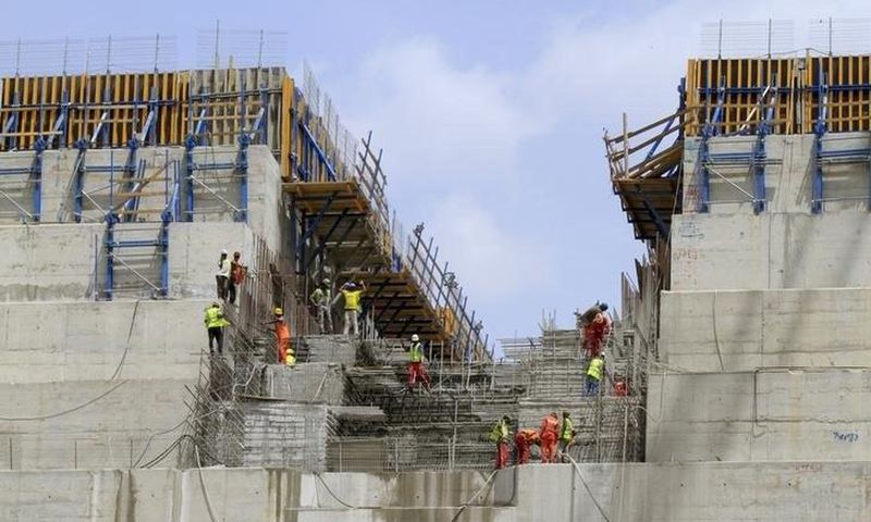 Construction workers are seen in a section of Ethiopia's Grand Renaissance Dam, as it undergoes construction, during a media tour along the river Nile in Benishangul Gumuz Region, Guba Woreda, in Ethiopia March 31, 2015.   REUTER/Tiksa Negeri