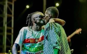 Weasal and Chameleone kissing on stage