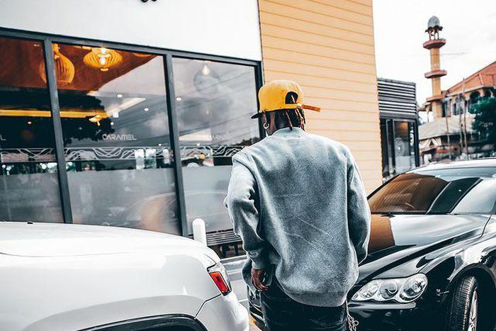 How to best style a jean chain for any outfit/Courtesy