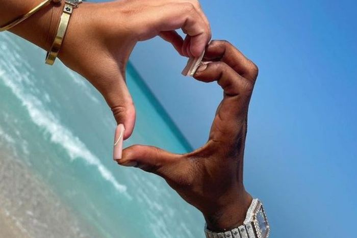 Two arguments and a middle ground for who should have more money in a relationship between women and men