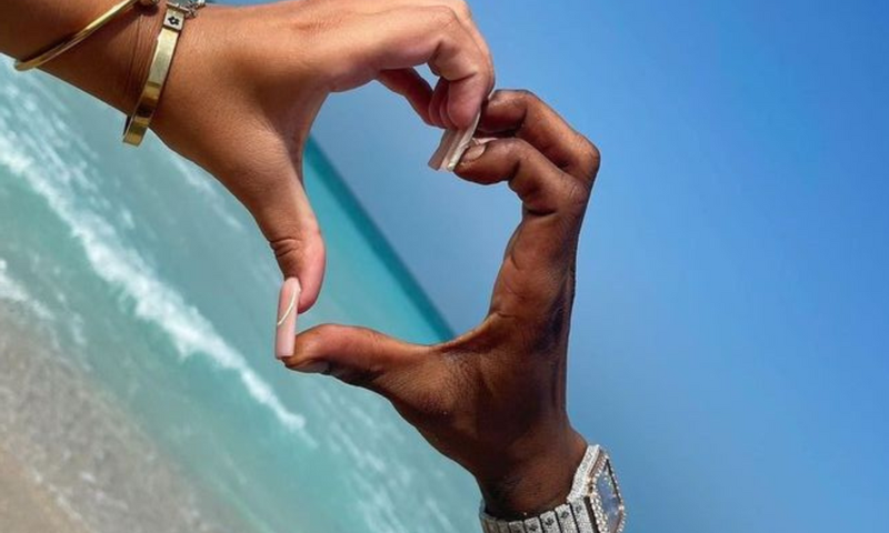 Two arguments and a middle ground for who should have more money in a relationship between women and men