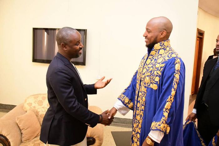 Deputy Speaker Thomas Tayebwa shakes hands with King Oyo