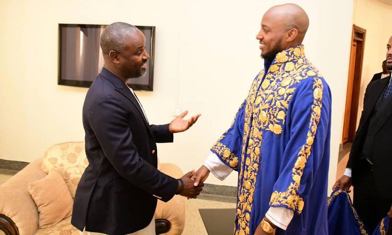 Deputy Speaker Thomas Tayebwa shakes hands with King Oyo