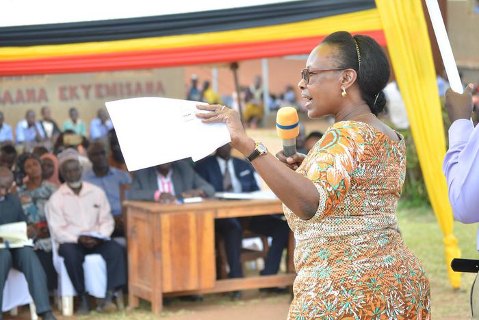 Minister Alice Kaboyo speaking at the launch of the classroom blocks