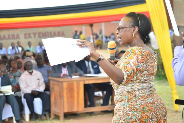 Minister Alice Kaboyo speaking at the launch of the classroom blocks