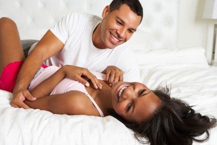 ___7797418___2018___1___3___14___black-couple-in-bed-sex-love-laugh-happy-e1474979133812_690x450_crop_80