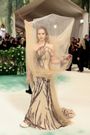 Lana Del Rey looked as though she stepped out of a fairytale.