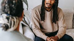 8 tips on how to talk to anyone and hold conversation comfortably/Pexels