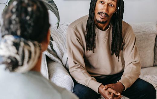 8 tips on how to talk to anyone and hold conversation comfortably/Pexels