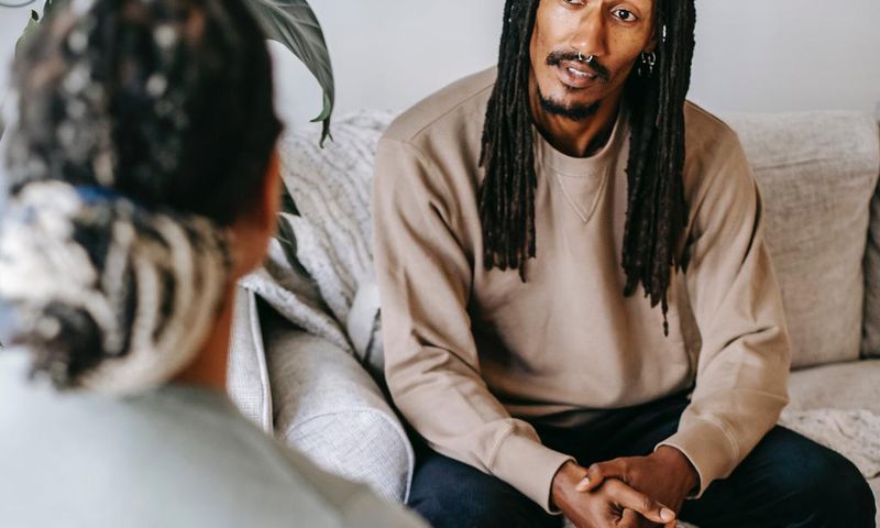 8 tips on how to talk to anyone and hold conversation comfortably/Pexels