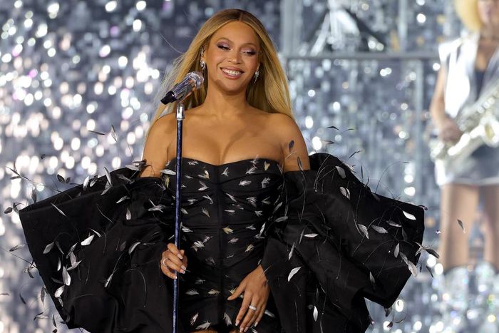 Beyonc has 8 #1 hits on the Billboard Hot 100 chart.