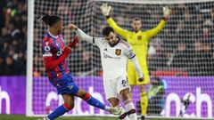 Michael Olise scores for Crystal Palace to deny Manchester United all three points