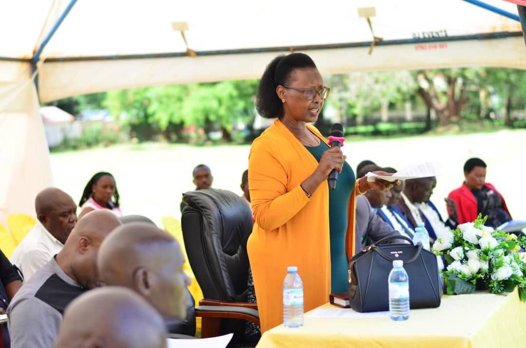 Ministr Alice Kaboyo spreaking at the handover of the hand hoes