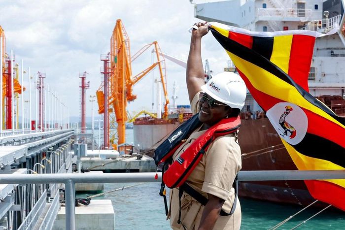Minister Ruth Nankabirwa recieveing the petroleum consignment in Mombasa1