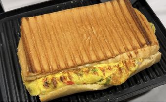 Agege bread Omelette [Kiki Foodies]