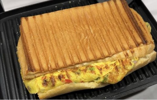Agege bread Omelette [Kiki Foodies]