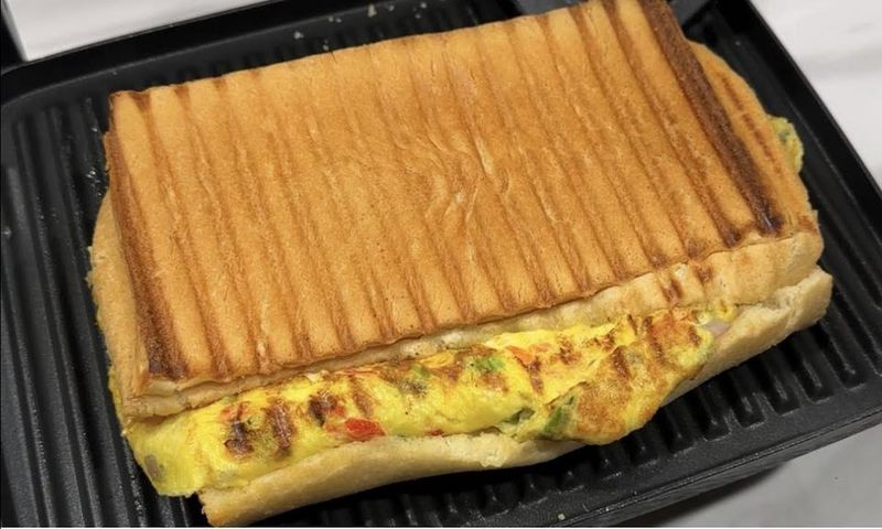 Agege bread Omelette [Kiki Foodies]