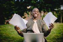 How to escape the paycheck-to-paycheck lifestyle to enjoy your 9 to 5/Ketut Subiyanto/Pexels