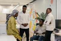 8 tips on how to talk to anyone and hold a conversation comfortably/Pexels
