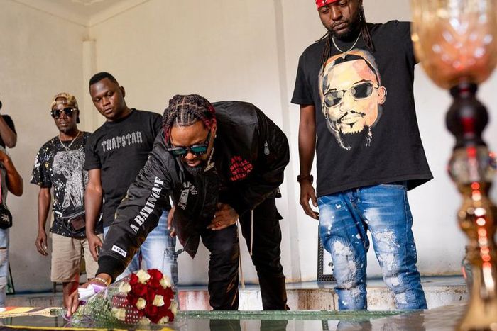 Konshens pays tribute to Mowzey Radio ahead of Blankets and Wine performance [NV Picture]
