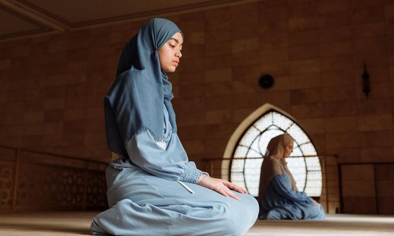 A Muslim woman during prayer time [Image Credit: Thirdman]