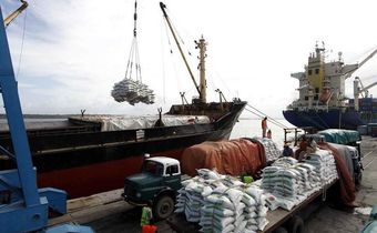 Kenyan port workers load relief food to a Somalia-bound ship at the Kenyan port of Mombasa, October 10 2011 . REUTERS/Joseph Okanga