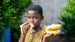 Health dangers of eating bananas in the morning [shuttershock]